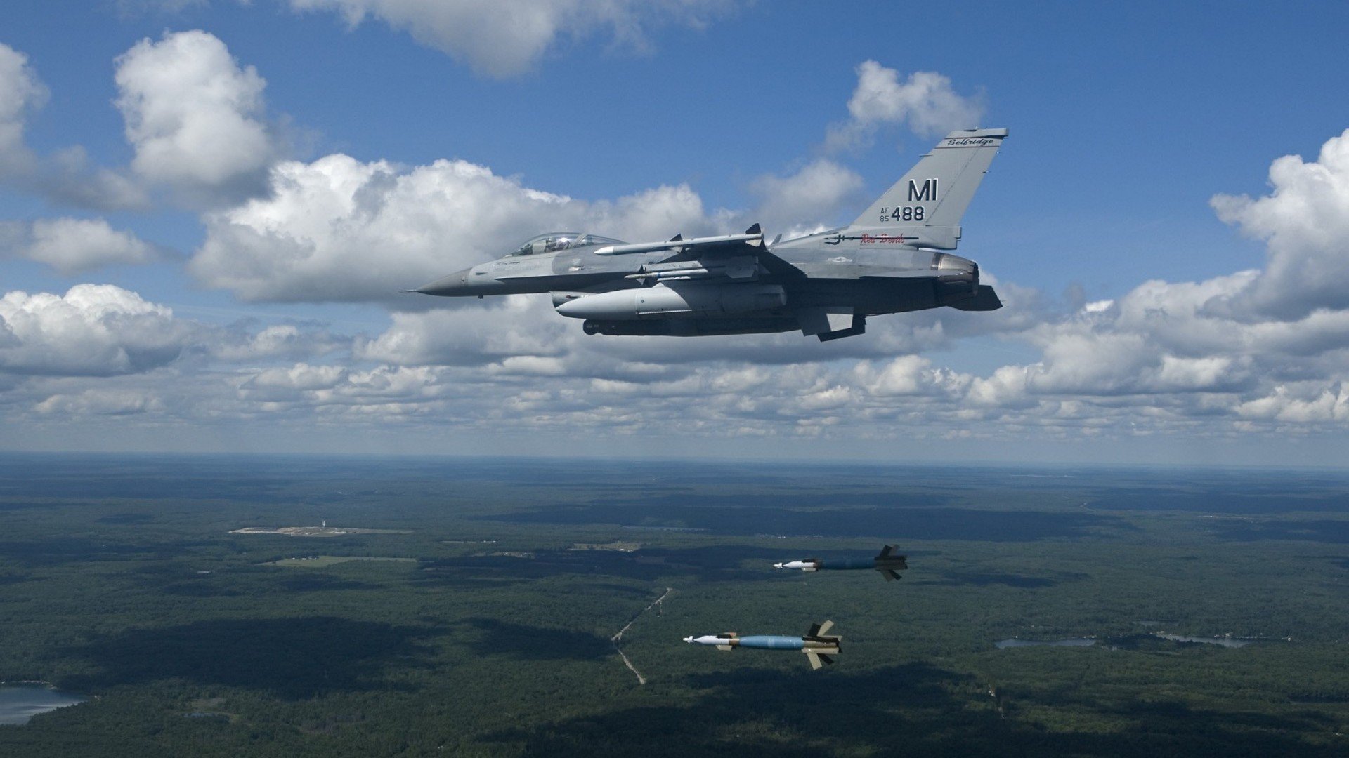 当伊拉克掀翻巴萨,拉什福德正驾驶红色法拉利驶过巴林9号弯